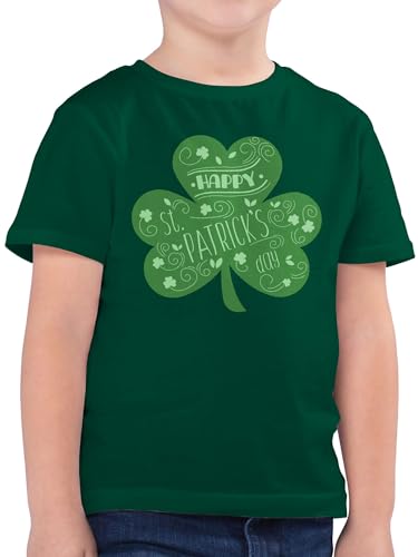Kinder T-Shirt Jungen - Anlass Mode Event Kids - Happy St. Patricks Day Kleeblatt - 128 (7/8 Jahre) - Tannengrün - st Patrick Irish Shirt Irland baumwollshirt kleeblat Tshirt Patrick's Shirts t von Shirtracer