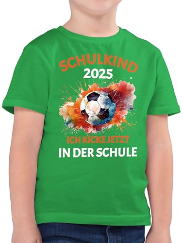 Kinder T-Shirt Jungen - Junge - Schulkind 2025 | Ich kicke jetzt in der Schule | Geschenk Einschulung Fußball - 128 (7/8 Jahre) - Grün - einschulungsshirt schulanfänger Tshirt einschulungsshirts von Shirtracer