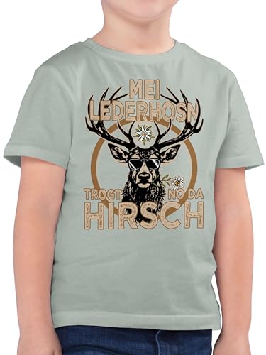 Kinder T-Shirt Jungen - Kompatibel mit Oktoberfest Trachtenshirt - Trachten Outfit Lederhose Spruch Trägt der Hirsch - 116 (5/6 Jahre) - Sage Grün - Tracht Oberteil bayrisch Lederhosen Shirt von Shirtracer