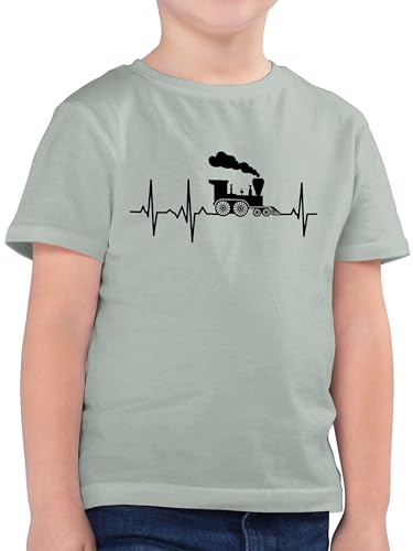 Kinder T-Shirt Jungen - Traktor Bagger und Co. - Dampflok Herzschlag I Dampflokomotive Geschenk Eisenbahner Eisenbahnliebhaber - 104 (3/4 Jahre) - Sage Grün - Fahrzeuge Zug Tshirt flugzeugen von Shirtracer