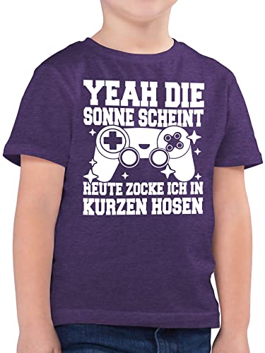 Kinder T-Shirt Jungen - Trend Kinderkleidung und Co - Yeah die Sonne scheint! Heute zocke ich in kurzen Hosen - weiß - 164 (14/15 Jahre) - Lila Meliert - spielekonsole t Shirt Gamer kindershirts von Shirtracer