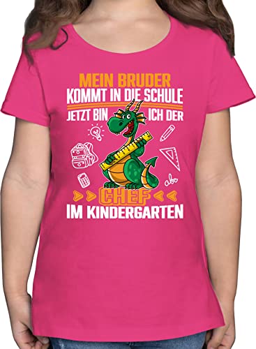 T-Shirt Mädchen - Hallo - Mein Bruder kommt in die Schule! Jetzt Bin ich der Chef im Kindergarten - weiß/orange - 116 (5/6 Jahre) - Fuchsia - kindergartenbeginn t-Shirts Tshirt Kindergartenkind von Shirtracer