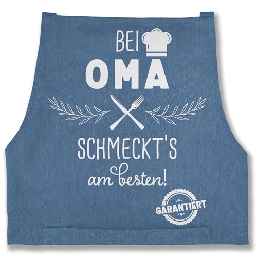 Schürze - Damen 1 - Kochschürze bei Oma schmeckts am Besten I Omi Küchenschürze Geschenk Oma Geschenke Omi Weihnachten Geschenk Muttertag - 85x69 - Jeans Blau - kochschuerze kochen schürzen von Shirtracer