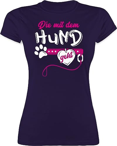 Shirt Damen - für Hundebesitzer - Die mit dem Hund geht I Hundemama Hundebesitzerin Hundetrainerin Geschenk - M - Lila - Tshirt sprüche hundesprueche t-Shirts Frauen t-Shirt Hunde Hunden Shirt, von Shirtracer