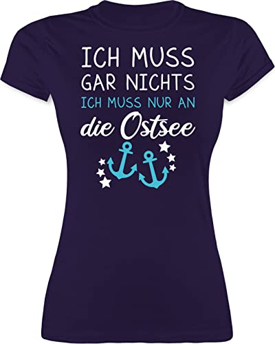 Shirt Damen - Sprüche Statement - Ich muss gar Nichts ich muss nur an die Ostsee - Maritime Ostsee Geschenkideen - XXL - Lila - Frauen t-Shirt Shirts Tshirt Kurzarm Tshirts t tischert t-Shirts von Shirtracer