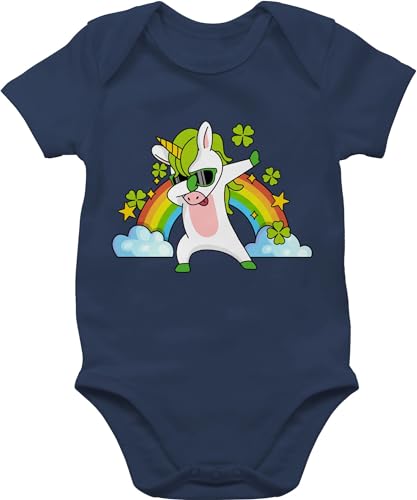 Baby Body Junge Mädchen - Event und Anlass Geschenke - Dabbendes Einhorn Kleeblatt Regenbogen - 3/6 Monate - Navy Blau - strampler babybody kurzarmbody jungen babysachen kurzarm bodys für irland von Shirtracer