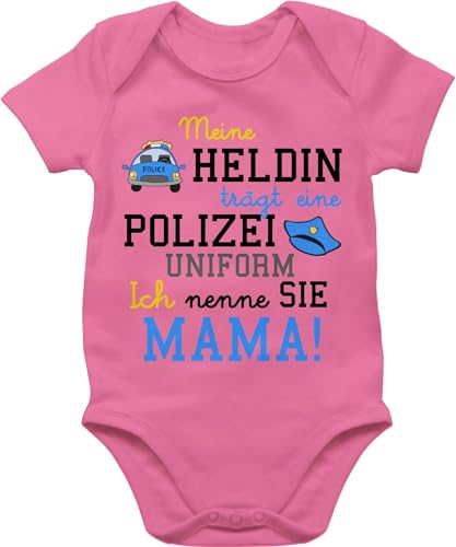 Shirtracer Baby Body Junge Mädchen - Event und Anlass Geschenke - Meine Heldin trägt eine Polizei Uniform Mama - Geschenk zur Geburt Polizistin - 3/6 Monate - Pink - babysachen jungen von Shirtracer