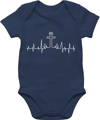 Shirtracer Baby Body Junge Mädchen - Aktuelle Trends - Anker Herzschlag - 3/6 Monate - Navy Blau - strampler neugeborene ankern babykleidung babysachen baby-kurzarmbodys kurzarm jungen maritim bodys von Shirtracer