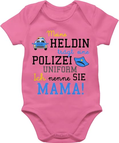 Baby Body Junge Mädchen - Event und Anlass Geschenke - Meine Heldin trägt eine Polizei Uniform Mama - Geschenk zur Geburt Polizistin - 6/12 Monate - Pink - babymode witzig sprüche held bodys von Shirtracer