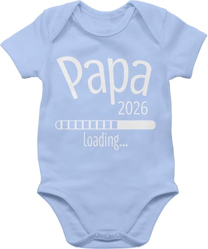 Baby Body Junge Mädchen - Papa 2026 loading - 1/3 Monate - Babyblau - werdender geschenk vatertag 2024 dad baby-kleidung vatertagsgeschenk 2022 babybody überraschung vatertagsgeschenke papas von Shirtracer