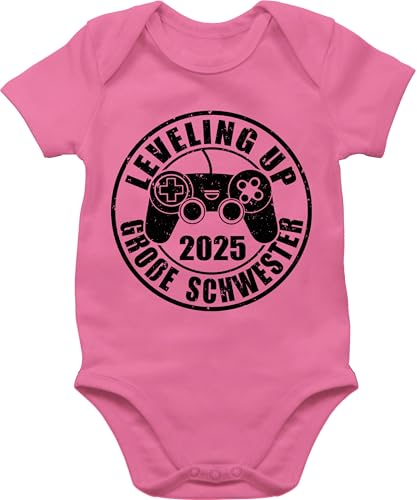 Baby Body Junge Mädchen - Leveling up große Schwester 2025 | Geschwister Schwestern | Big sister - 12/18 Monate - Pink - strampler sis body. grosse 2024 große+schwester+geschenk ich werde von Shirtracer