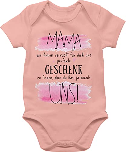 Baby Body Junge Mädchen - Mama wir haben versucht für Dich das perfekte Geschenk zu finden - Geschenk für Mutti Geburtstag Geschenkidee Muttertag - 3/6 Monate - Babyrosa - outfit mothersday von Shirtracer