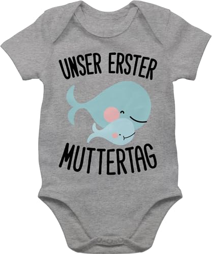 Baby Body Junge Mädchen - Unser erster Muttertag Wale - 3/6 Monate - Grau meliert - outfit mama happy mothersday kurzarm geschenk mutti jungen für muddi strampler muttertasgsgeschenke mother day von Shirtracer