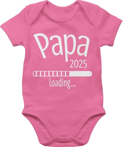Baby Body Junge Mädchen - Papa 2025 loading - 1/3 Monate - Pink - werdender geschenk dad baby-kleidung vatertag ich werde babybody vatertagsgeschenke vatertagsgeschenk verkünden strampler von Shirtracer
