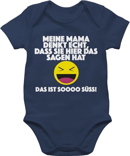 Shirtracer Baby Body Junge Mädchen - Sprüche - Emoticon - Meine Mama denkt echt, dass sie hier das sagen hat. Das ist soooo süß! - 6/12 Monate - Navy Blau - babygeschenke lustig babybodys von Shirtracer