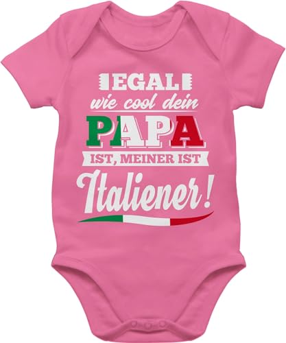 Shirtracer Baby Body Junge Mädchen - Sprüche - Egal wie Cool dein Papa meiner ist Italiener - 12/18 Monate - Pink - italienische strampler babymode witzig spruch baba bodys italienischer von Shirtracer