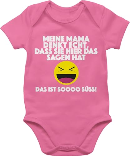 Baby Body Junge Mädchen - Sprüche - Emoticon - Meine Mama denkt echt, dass sie hier das sagen hat. Das ist soooo süß! - 6/12 Monate - Pink - strampler mit lustigen sprüchen von Shirtracer