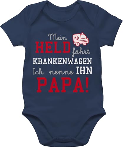Shirtracer Baby Body Junge Mädchen - Sprüche - Mein Held fährt Krankenwagen - 1/3 Monate - Navy Blau - babymode witzig spruch papa bodys strampler mit lustigen sprüchen spruche sanitäter babysachen von Shirtracer