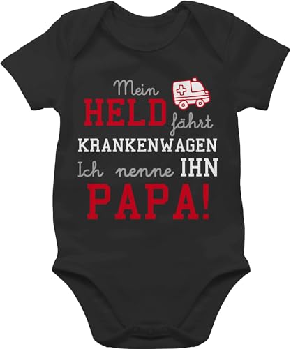 Shirtracer Baby Body Junge Mädchen - Sprüche - Mein Held fährt Krankenwagen - 18/24 Monate - Schwarz - babymode witzig spruch papa bodys strampler mit lustigen sprüchen spruche sanitäter babysachen von Shirtracer