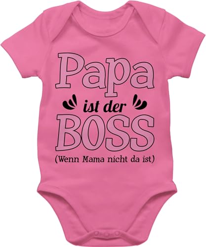 Baby Body Junge Mädchen - Sprüche - Papa ist der Boss wenn Mama nicht da ist - rosa - 3/6 Monate - Pink - geschenk geburt babymode witzig spruch bodys fuer strampler mit lustigen sprüchen spruche von Shirtracer