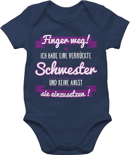 Shirtracer Baby Body Junge Mädchen - Sprüche - Ich habe eine verrückte Schwester Lila - 6/12 Monate - Navy Blau - strampler neugeborene babybody mit sprüchen drauf bodys für babys spruch babysachen von Shirtracer