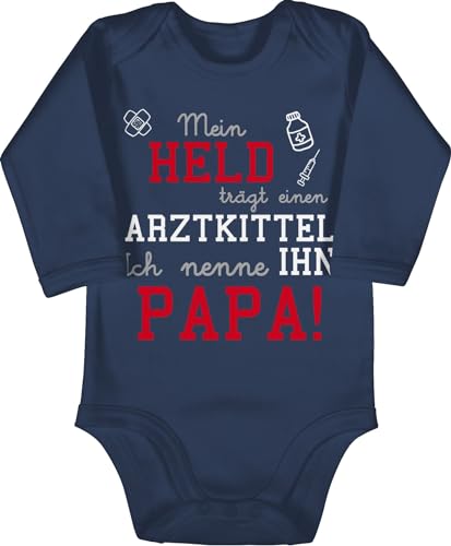 Baby Body langarm Mädchen Junge - Sprüche - Mein Held trägt einen Arztkittel - 6/12 Monate - Navy Blau - babygeschenke spruch papa babybody babygeschenk spruche arzt strampler baby-geschenke von Shirtracer