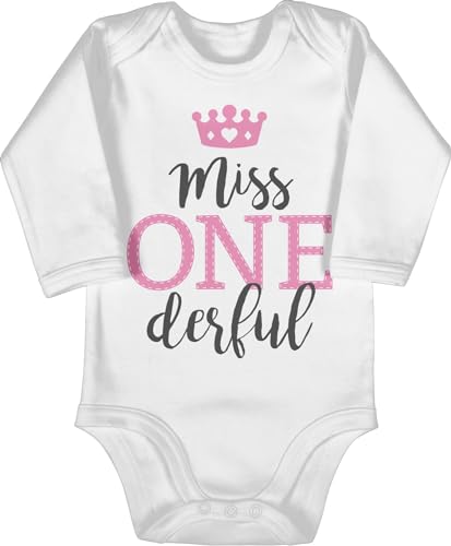 Shirtracer Baby Body langarm Mädchen Junge - 1. Geburtstag - Miss One Derful - 12/18 Monate - Weiß - outfit 1 jahr einjährige onederful bodys year 1geburtstag zum babybody geburtstags 1.geburtstag von Shirtracer