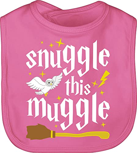 Baby Lätzchen - Strampler Mädchen & Junge - Snuggle This Muggle Harry - Unisize - Pink - geschenke für eltern zur geburt babysachen sprüche sprüchen sabberlätzchen pinkelparty geschenk von Shirtracer