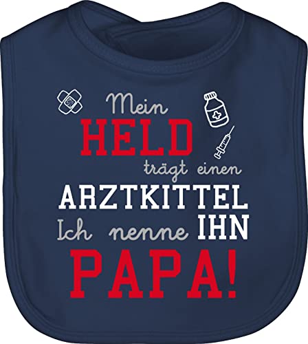 Shirtracer Baby Lätzchen - Sprüche - Mein Held trägt einen Arztkittel - Unisize - Navy Blau - lustige babysachen spruch papa laetzchen babykleidung mit süßen sprüchen spruche arzt latzchen von Shirtracer