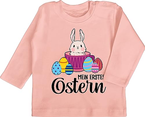 Baby Langarmshirt - Ostergeschenke - Mein erstes Ostern - Hase in Tasse - schwarz - 6/12 Monate - Babyrosa - mit ostermotiv osterartikel ostermotiven osterngeschenke frohe 2023 osterhasen hasen von Shirtracer