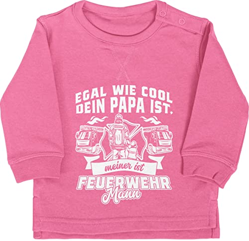 Baby Pullover Jungen Mädchen - Egal wie cool dein Papa ist meiner ist Feuerwehr Mann - 12/18 Monate - Pink - babykleidung geschenke feuerwehrmann feuerwehrgeschenkartikel mein pulli geschenkartikel von Shirtracer