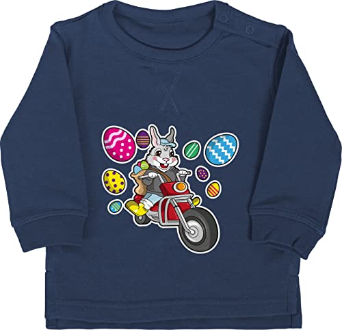 Baby Pullover Jungen Mädchen - Ostergeschenke Ostern - Osterhase mit Motorrad - 12/18 Monate - Navy Blau - hase babykleidung oster kleinigkeit osterhasen pulli ostereier hasi ostermitbringsel von Shirtracer