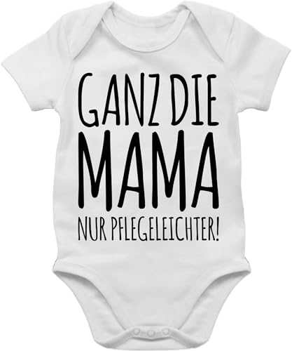 Baby Body Junge Mädchen - Strampler & - Ganz die Mama nur pflegeleichter - 3/6 Monate - Weiß - bodys für babys lustig sprüche babystrampler jungen wie kurzarmbody babybody boddys babybodys von Shirtracer