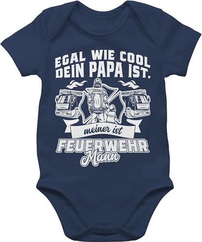 Baby Body Junge Mädchen - Egal wie cool dein Papa ist meiner ist Feuerwehr Mann - 12/18 Monate - Navy Blau - jungen strampler geschenk zur geburt boddy babyklamotten bodys sachen kurzarm babysachen von Shirtracer