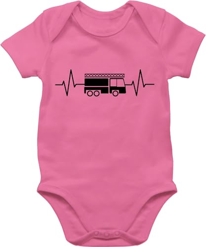 Shirtracer Baby Body Junge Mädchen - Feuerwehr Herzschlag - schwarz - 1/3 Monate - Pink - baby+feuerwehr+strampler feuerwehrmann strampler outfit feuerwehrgeschenkartikel babybody feuerwehr+strampler von Shirtracer