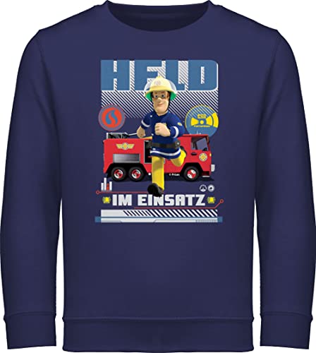 Shirtracer Sweatshirt Kinder Pullover für Jungen Mädchen - Feuerwehrmann Sam - Held im Einsatz - 104 (3/4 Jahre) - Navy Blau - SAMS Feuerwehr Pulis geuerwehrmann kinderpullover feuwermansam pullis von Shirtracer