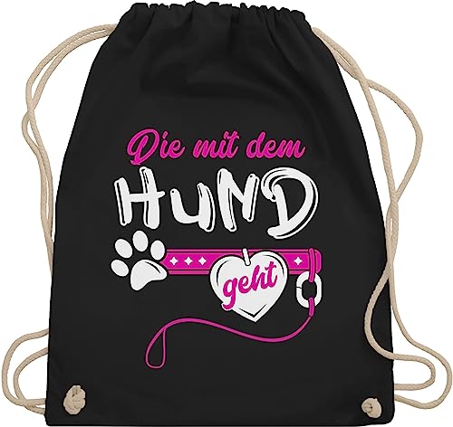 Turnbeutel Rucksack - für Hundebesitzer - Die mit dem Hund geht I Hundemama Hundebesitzerin Hundetrainerin Geschenk - Unisize - Schwarz - hundegeschenke sportbeutel+spruch hundefan gassi beutel von Shirtracer