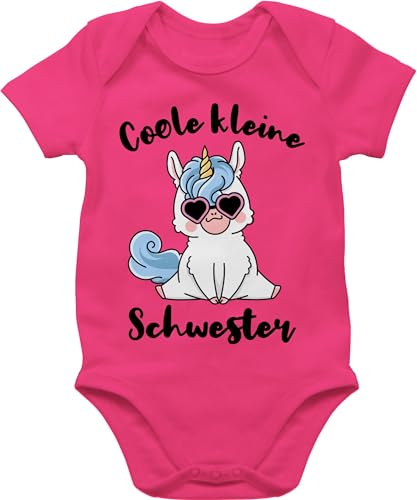 Baby Body Junge Mädchen - Geschwister Bruder und - Coole kleine Schwester mit Einhorn - 1/3 Monate - Fuchsia - baby-kurzarmbodys babystrampler bodies babybody kurzarm baby-body babybodys bodie von Shirtracer