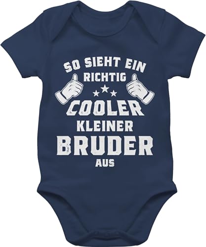 Baby Body Junge Mädchen - So sieht ein richtig cooler kleiner Bruder aus - 1/3 Monate - Navy Blau - little brother outfit kleine bester strampler brüder 2024 bro coolste geschenk kleinen für von Shirtracer