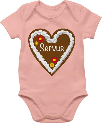 Shirtracer Baby Body Junge Mädchen - Kompatibel mit Oktoberfest Outfit - Lebkuchenherz Servus - 6/12 Monate - Babyrosa - trachtenoutfit strampler bayrisch bavarian lebkuchenherzen bodies trachtenbody von Shirtracer