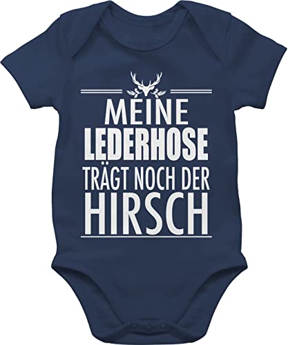 Baby Body Junge Mädchen - Kompatibel mit Oktoberfest Outfit - Meine Lederhose trägt noch der Hirsch - weiß - 6/12 Monate - Navy Blau - tracht bayerischer bz10 trachten bayrisches oktoberfest- von Shirtracer