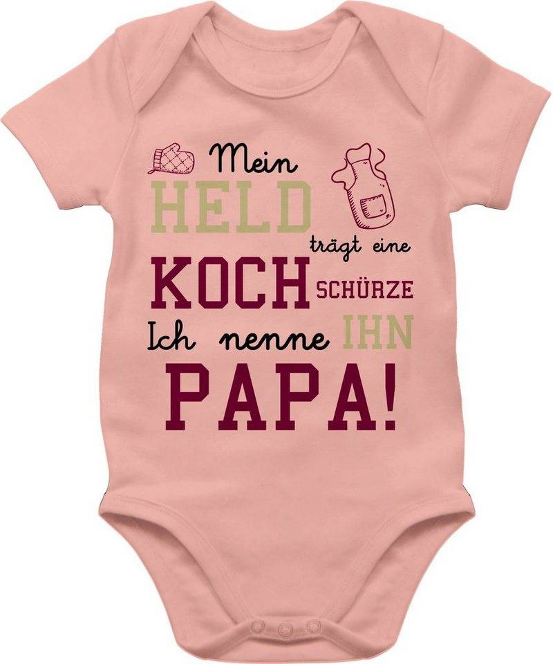 Shirtracer Shirtbody Mein Held trägt eine Kochschürze Sprüche Baby von Shirtracer