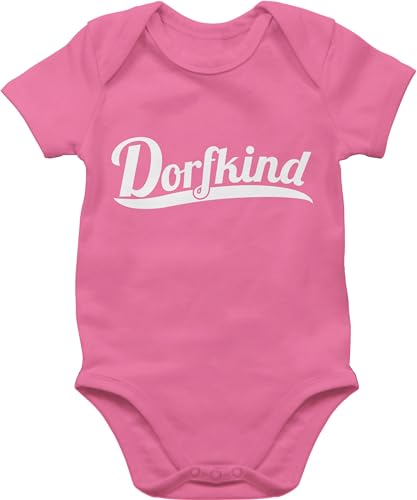 Shirtracer Baby Body Junge Mädchen - Sprüche - Dorfkind Weiss - 3/6 Monate - Pink - bodys für babys mit sprüchen babygeschenk lustig babybody strampler spruch lustige babygeschenke babykleidung süße von Shirtracer