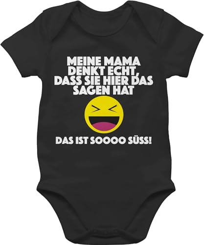 Baby Body Junge Mädchen - Sprüche - Emoticon - Meine Mama denkt echt, dass sie hier das sagen hat. Das ist soooo süß! - 1/3 Monate - Schwarz - süße strampler babymode witzig spruch echt bodys von Shirtracer