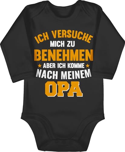 Shirtracer Baby Body langarm Mädchen Junge - Sprüche - Ich versuche mich zu benehmen aber ich komme nach meinem Opa orange - 6/12 Monate - Schwarz - großeltern strampler babygeschenke spruch grandpa von Shirtracer