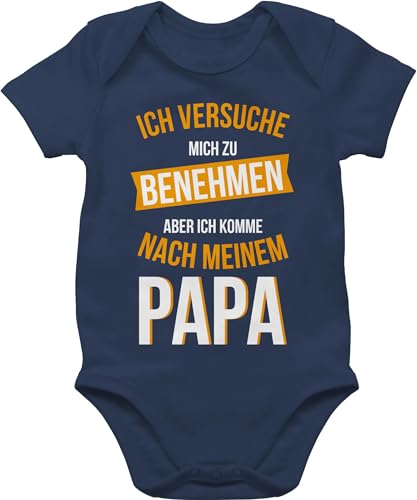 Shirtracer Baby Body Junge Mädchen - Sprüche - Ich versuche mich zu benehmen aber ich komme nach meinem Papa I - 3/6 Monate - Navy Blau - babysachen neutral babymode witzig spruch pap bodys von Shirtracer