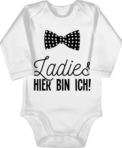 Baby Body langarm Mädchen Junge - Sprüche - Ladies hier bin ich Fliege - 3/6 Monate - Weiß - babybody da babygeschenke spruch i have arrived strampler babygeschenk spruche bodys baby-geschenke von Shirtracer