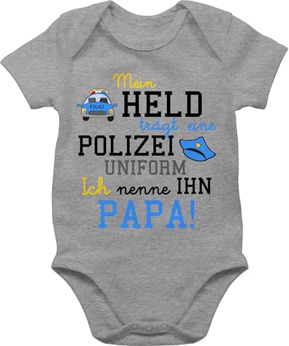 Baby Body Junge Mädchen - Sprüche - Mein Held trägt eine Polizeiuniform - Polizist Geschenk zur Geburt - 1/3 Monate - Grau meliert - strampler babymode witzig spruch dad bodys papa ist von Shirtracer