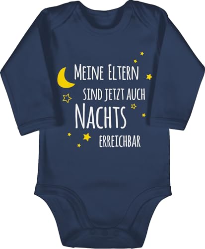 Baby Body langarm Mädchen Junge - Sprüche - Meine Eltern sind jetzt auch nachts erreichbar I - 12/18 Monate - Navy Blau - strampler lustig mit babygeschenke spruch ankündigung babybody von Shirtracer