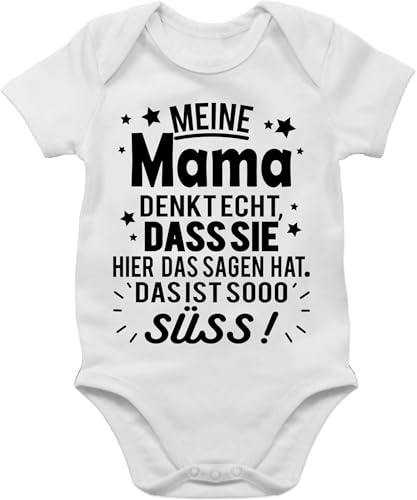 Baby Body Junge Mädchen - Sprüche - Meine Mama denkt echt, dass sie hier das Sagen hat. Das ist sooo süß! - schwarz - 3/6 Monate - Weiß - strampler mit coolen sprüchen für buben von Shirtracer